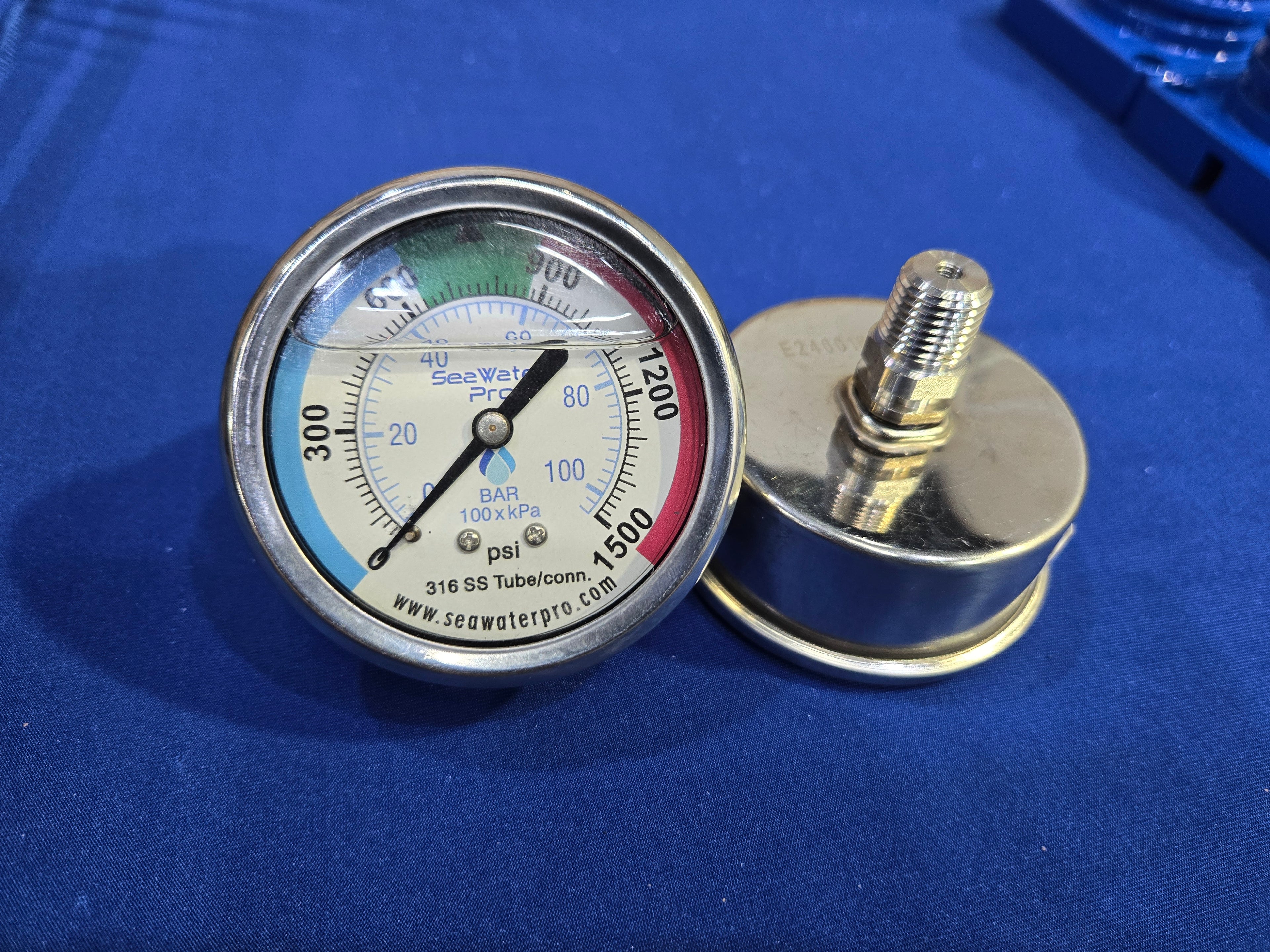 Gauge: 0-1500 psi.